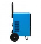 Eine blaue, kastenförmige tragbare Maschine mit Lüftungslamellen, großen schwarzen Rädern, einem Griff an der Oberseite und einem Metallständer, von der Seite vor einem weißen Hintergrund dargestellt.