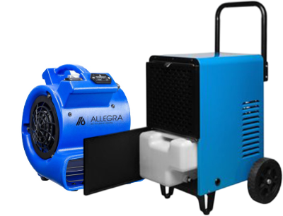 Ein blauer Ventilator und ein blauer tragbarer Luftentfeuchter mit Griff und Rädern, der ein offenes Fach mit einem weißen Wassertank aufweist.